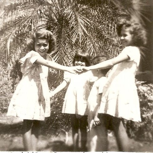 Mi madre Carmen Batiz Sierra (lado derecho) jugando con sus primitas Judith Batiz (centro) y Daisy.  Nene es desconocido. 